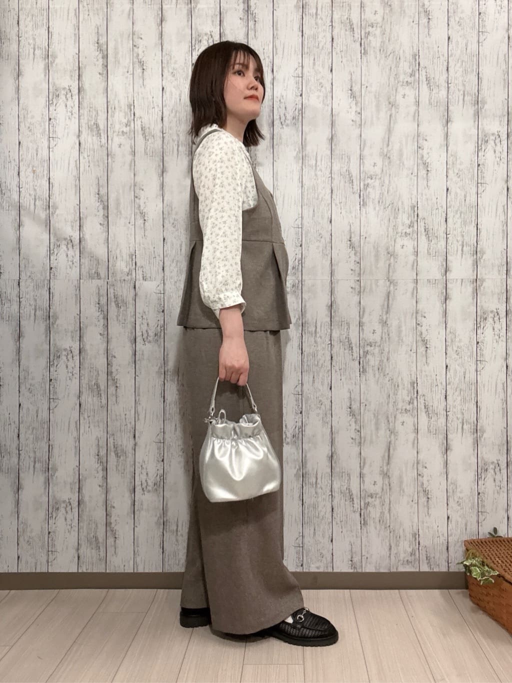 シカさんの「SHOO･LA･RUE｜【S-LL/7分袖】首元をすっきり魅せる　大人の上品サテンブラウス」を使ったコーディネート