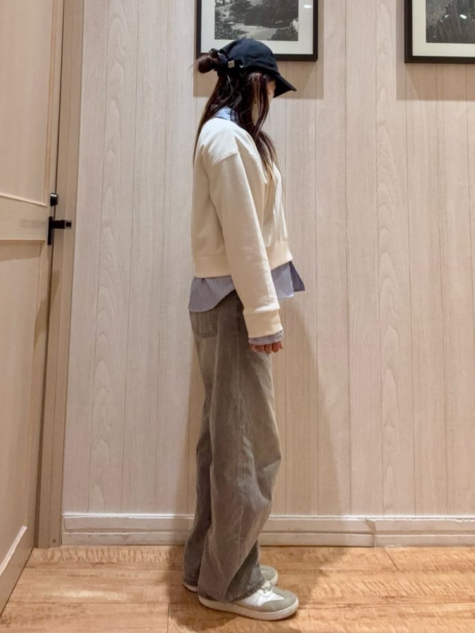 COSさんの「SHOO･LA･RUE｜【SHOO・LA・RUE DENIM/高レビュー】ゆるっと決まる こなれカーブデニムパンツ」を使ったコーディネート