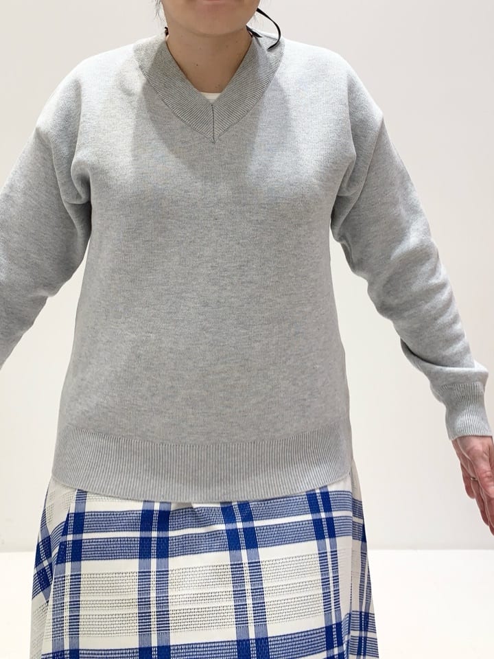みいちゃんさんの「grove｜ラフさときれいめを両立する、大人のスウェットライクVネックニット」を使ったコーディネート