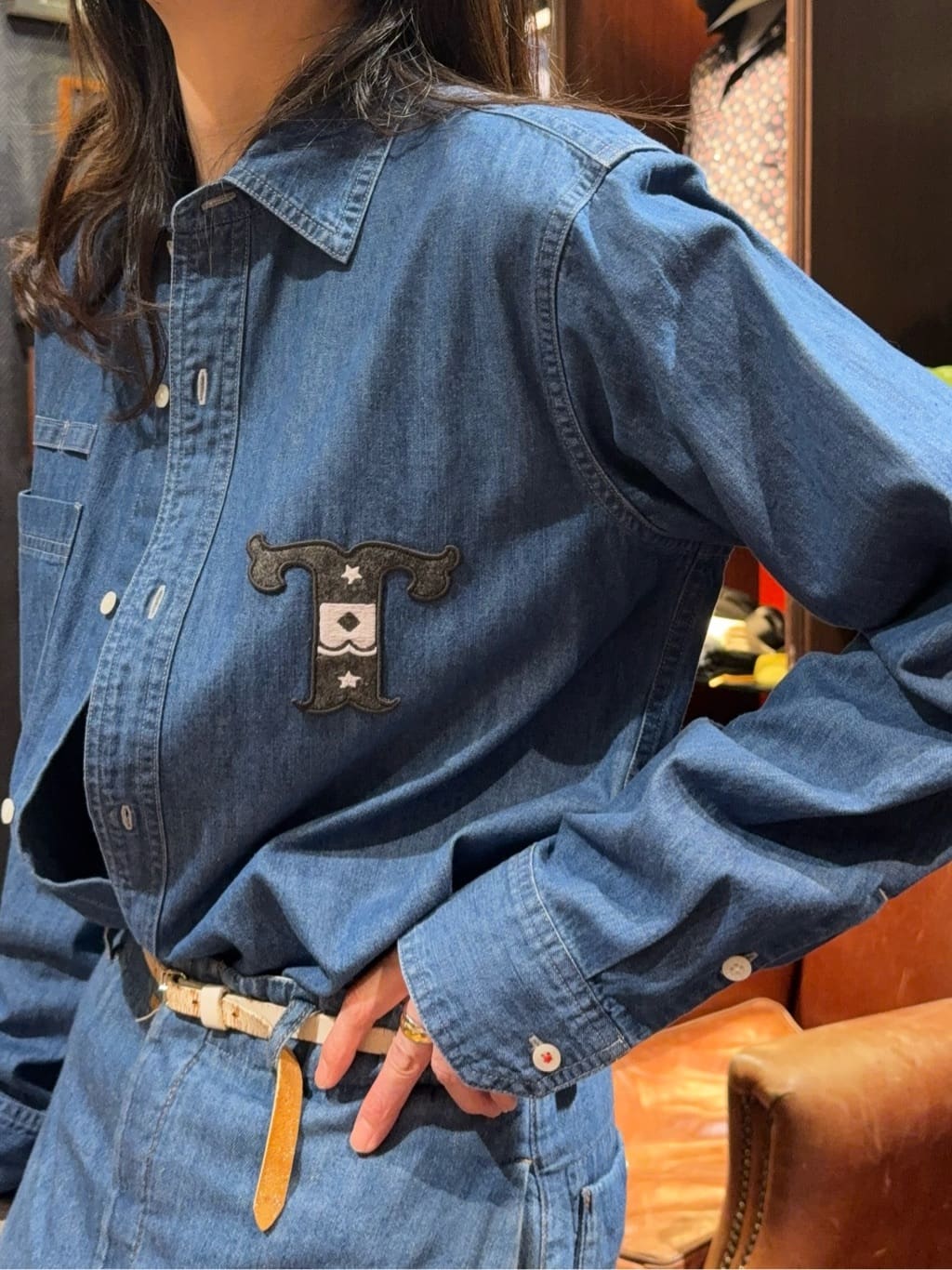 神野（jinno）さんの「TAKEO KIKUCHI｜【BOWLER HAT LABEL】Tエンブレム デニムシャツ」を使ったコーディネート