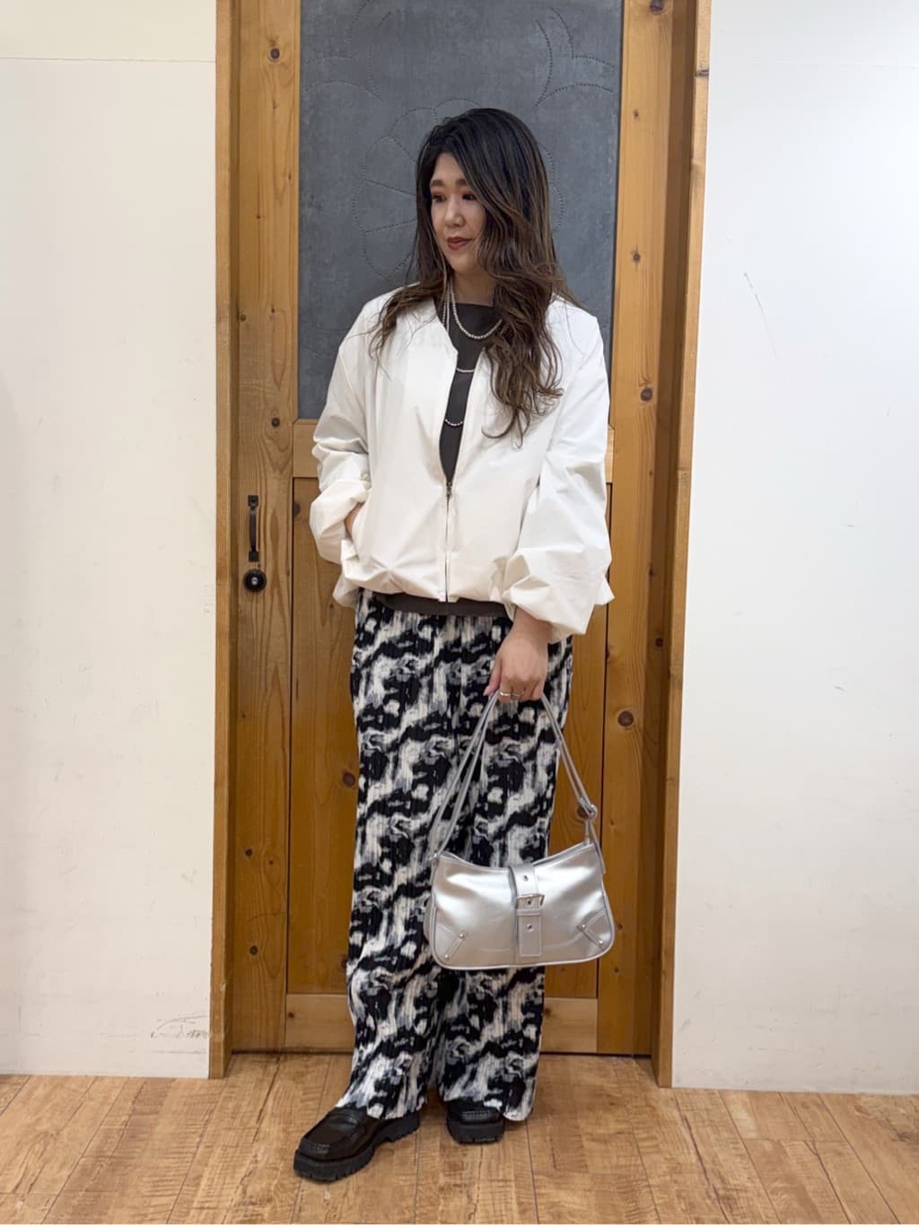 Ayana.さんの「SHOO･LA･RUE｜【S-LL/柄が選べる】ウエストゴムでらくちん 大人プリーツイージーパンツ」を使ったコーディネート