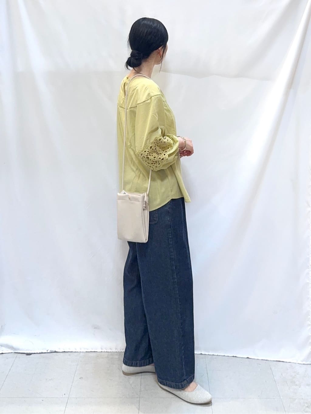 𝐇𝐢𝐫𝐨𝐦𝐢さんの「SHOO･LA･RUE｜【洗濯機可/7分袖】インせず着られる 透かし編み柄が上品な レース切替シャツ」を使ったコーディネート