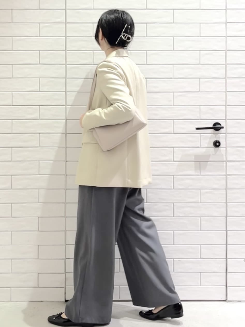 しおりさんの「OPAQUE.CLIP｜金ボタンダブルブレストテーラードジャケット／セットアップ対応【洗える】」を使ったコーディネート