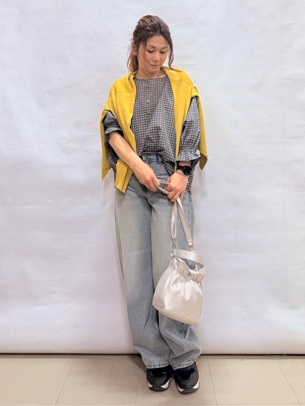 fuuさんの「SHOO･LA･RUE｜【洗濯機可/UV】さらっとしたタッチが心地よい ショート丈 Vネックカーディガン」を使ったコーディネート
