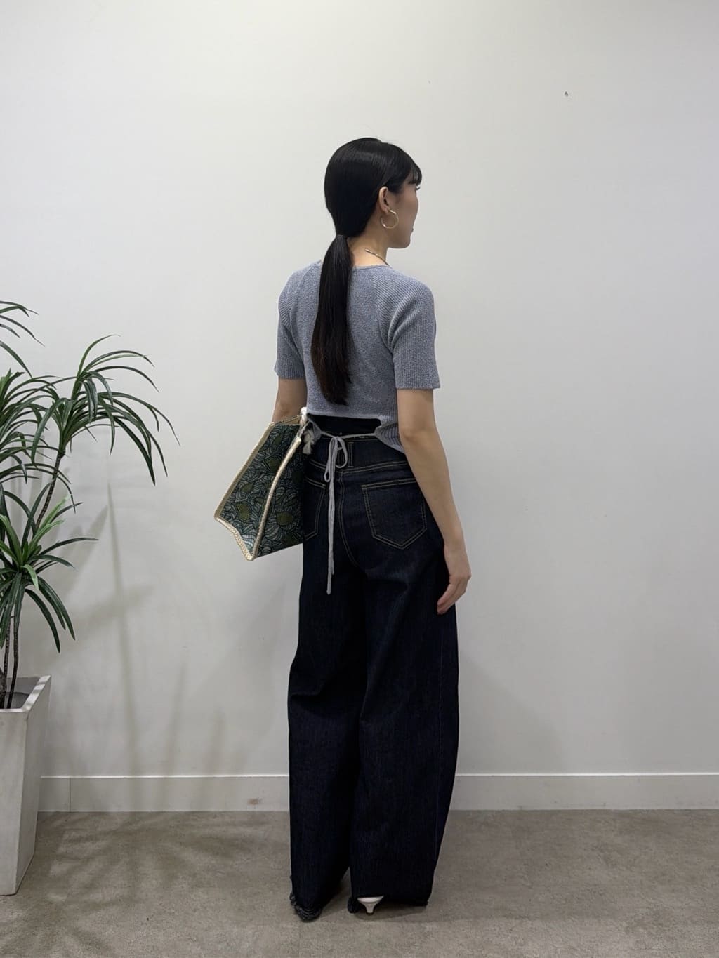 rinaさんの「INDIVI｜ハイウエストカットオフデニム」を使ったコーディネート