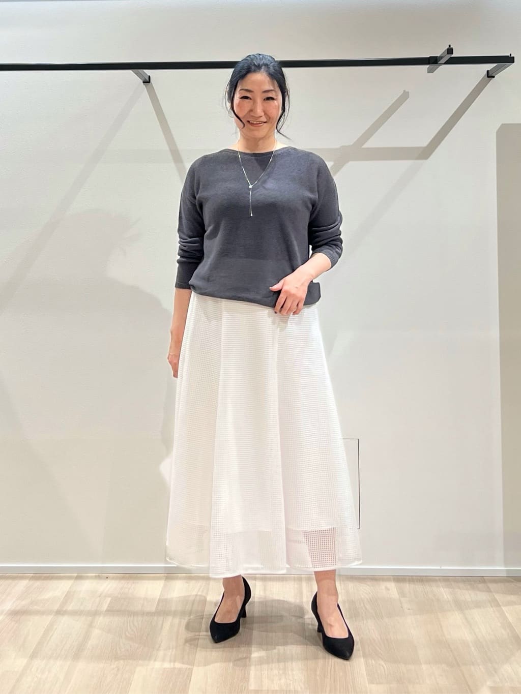 TOMOMIさんの「UNTITLED｜【8色展開/程よい透け感】ドライタッチボートネックニット」を使ったコーディネート