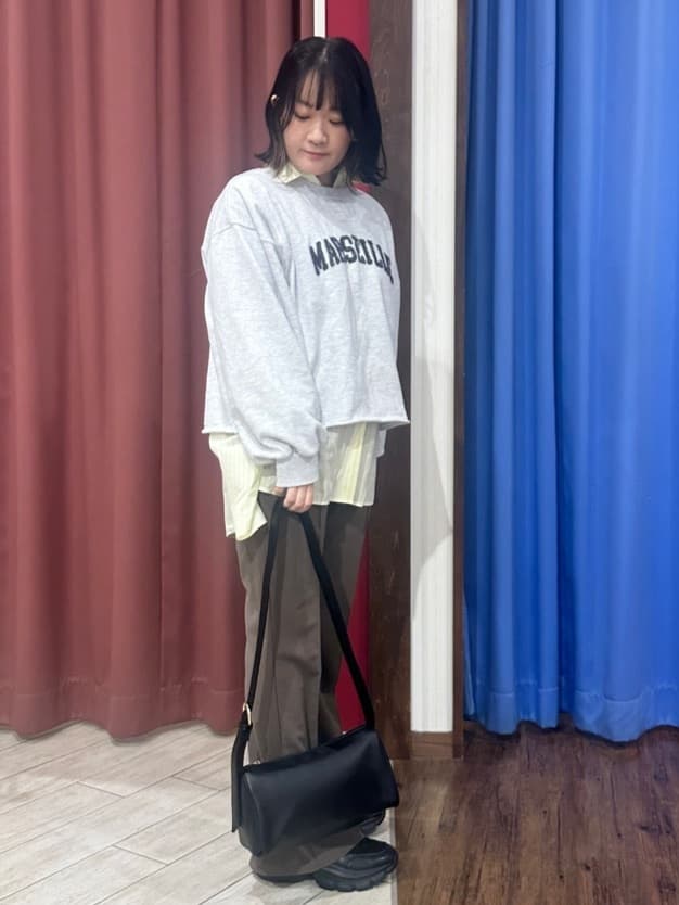Meeさんの「SHOO･LA･RUE｜【体型カバー】バックギャザーで魅せる オーバーサイズシャツ」を使ったコーディネート