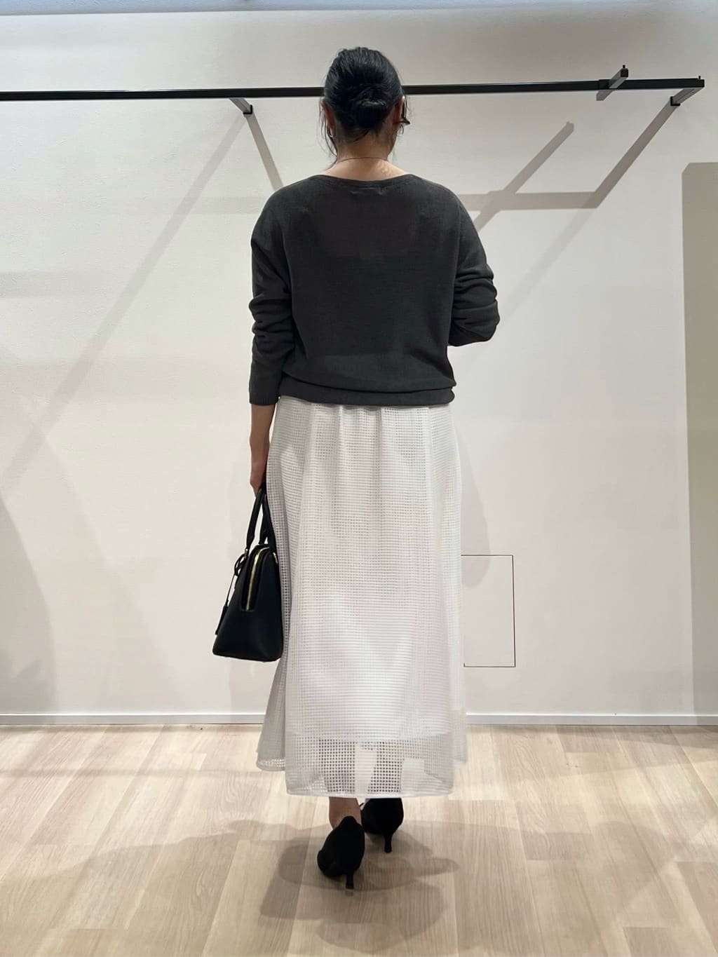 TOMOMIさんの「UNTITLED｜【8色展開/程よい透け感】ドライタッチボートネックニット」を使ったコーディネート