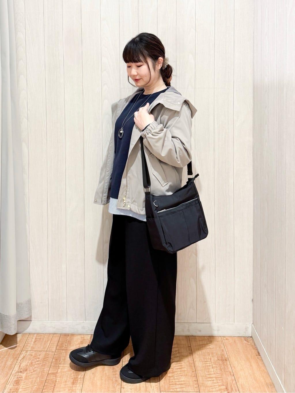 愛さんの「SHOO･LA･RUE｜【撥水/軽量】驚きの収納力 10ポケットショルダーバッグ」を使ったコーディネート