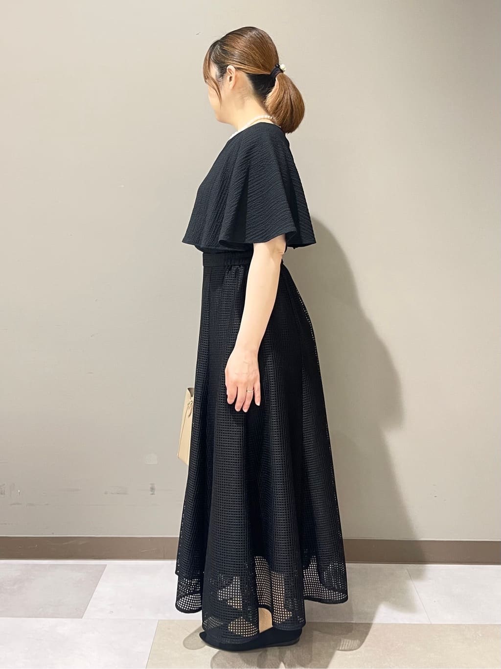 Tomoさんの「UNTITLED｜【洗える/ストレッチ性/フェミニン】ケープデザインブラウス」を使ったコーディネート