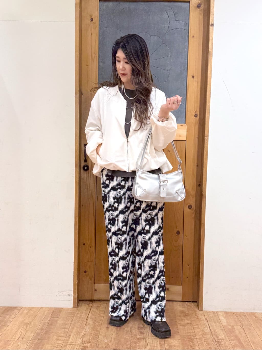 Ayana.さんの「SHOO･LA･RUE｜【S-LL/柄が選べる】ウエストゴムでらくちん 大人プリーツイージーパンツ」を使ったコーディネート