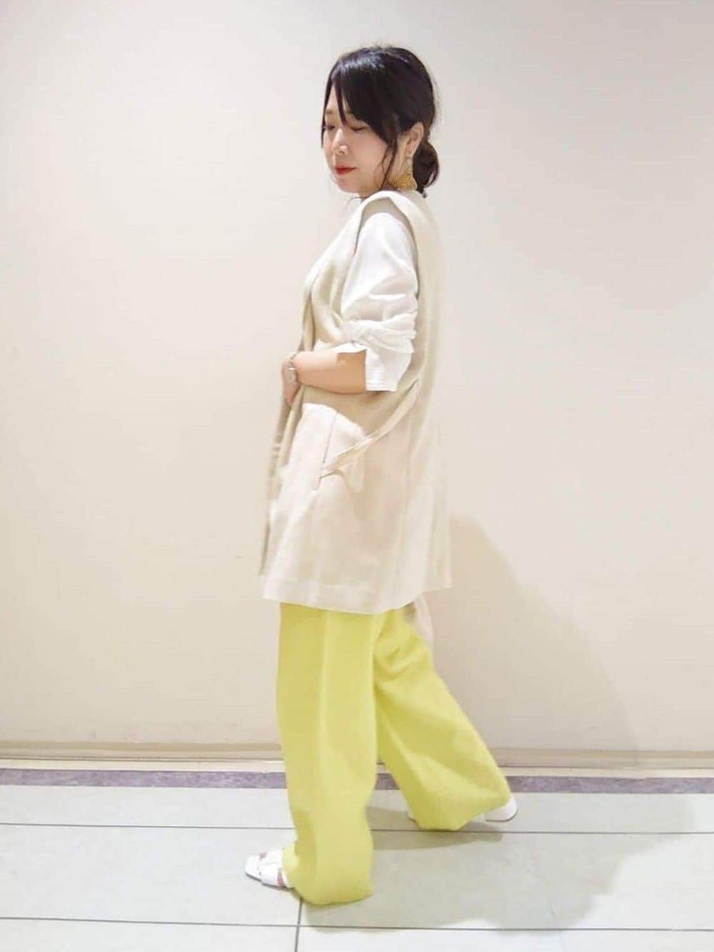 TOMOMIさんの「INDIVI｜【洗える／UVケア／SETUP可能】ドロストワイドパンツ」を使ったコーディネート