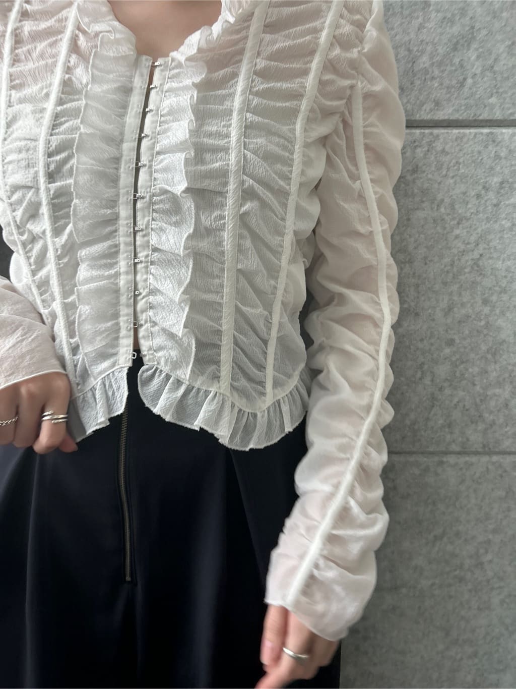 honoka Aさんの「CODE A｜dobby ruffle blouse」を使ったコーディネート