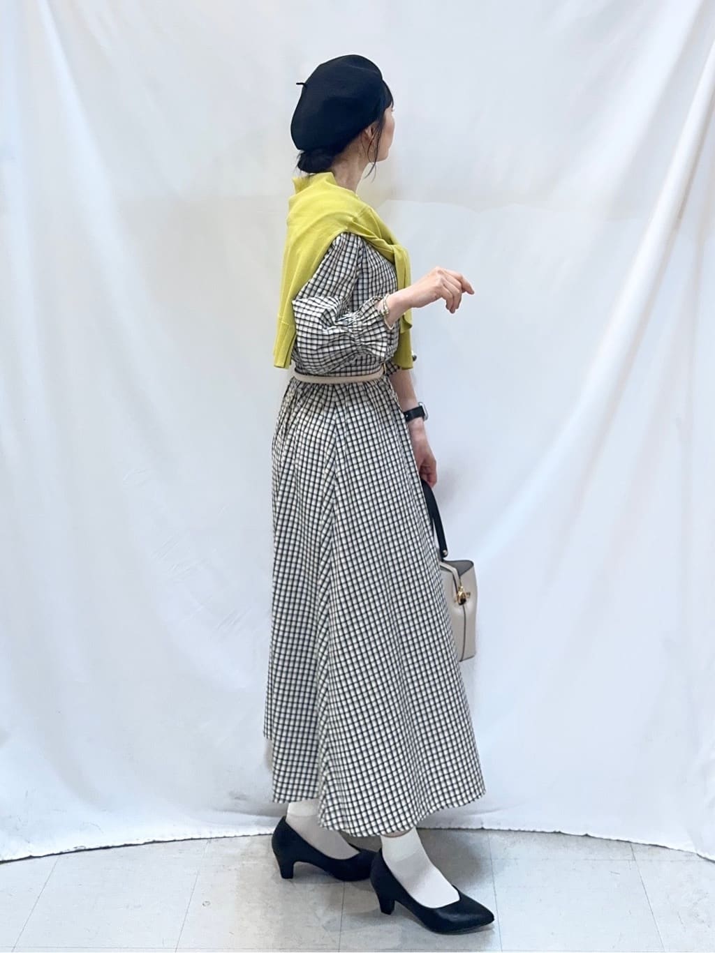 𝐇𝐢𝐫𝐨𝐦𝐢さんの「SHOO･LA･RUE｜【洗濯機可/UV】さらっとしたタッチが心地よい ショート丈 Vネックカーディガン」を使ったコーディネート