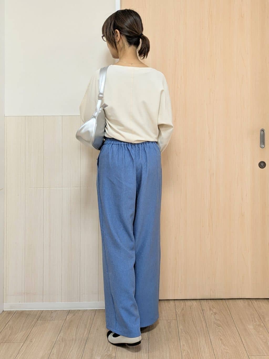 YuAさんの「SHOO･LA･RUE｜【高レビュー/S-LL】穿くだけすっきりシルエット サイドボタン付き デニム風ワイドパンツ」を使ったコーディネート
