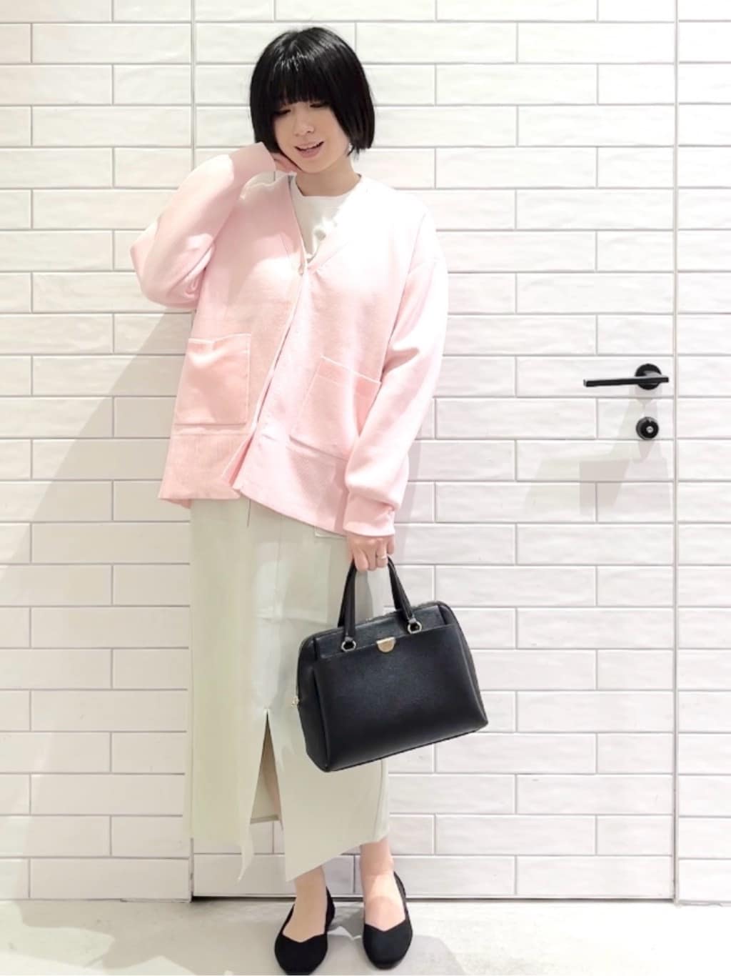 しおりさんの「OPAQUE.CLIP｜リラクシーロゴプリントTシャツ【洗濯機OK】」を使ったコーディネート