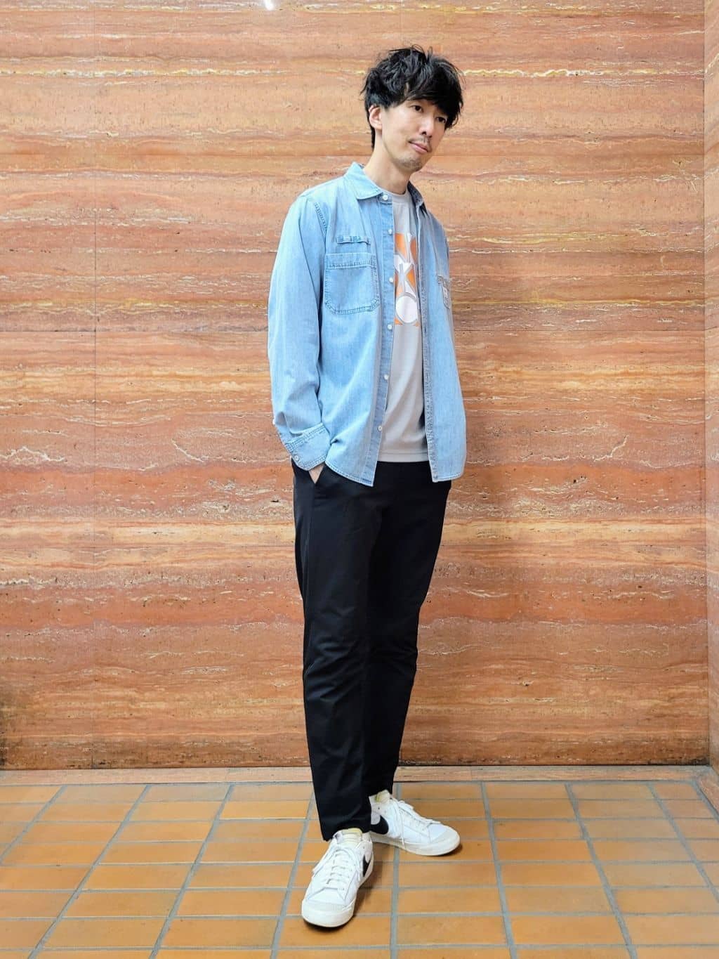 piroyaさんの「TAKEO KIKUCHI｜【BOWLER HAT LABEL】Tエンブレム デニムシャツ」を使ったコーディネート