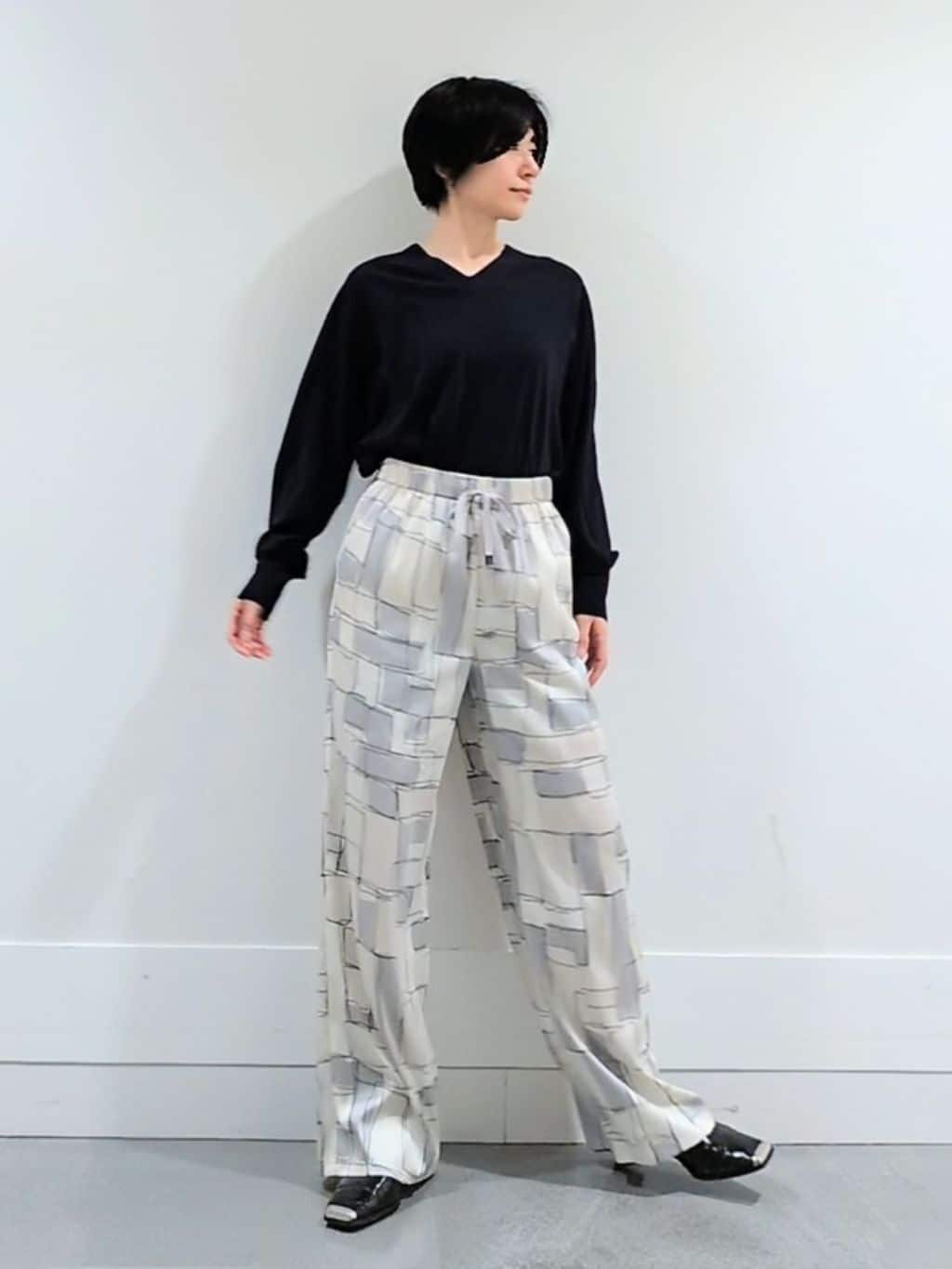 ミズタさんの「UNTITLED｜【アンサンブル可/洗える】シアーVネックニット」を使ったコーディネート