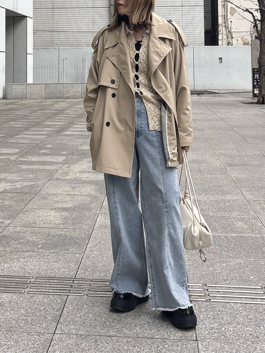 kotakiさんの「INDIVI｜【撥水】ボンディングショートトレンチ」を使ったコーディネート