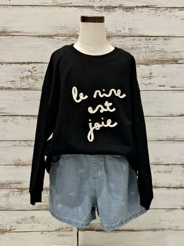 haruさんの「SHOO･LA･RUE｜【100-150cm】コード刺繍がアクセント シンプルロンT」を使ったコーディネート