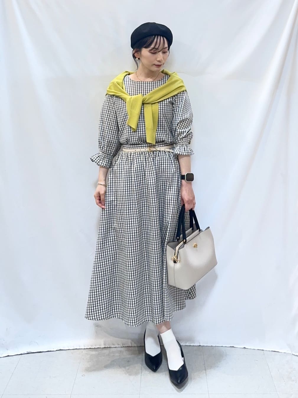 𝐇𝐢𝐫𝐨𝐦𝐢さんの「SHOO･LA･RUE｜【洗濯機可/UV】さらっとしたタッチが心地よい ショート丈 Vネックカーディガン」を使ったコーディネート