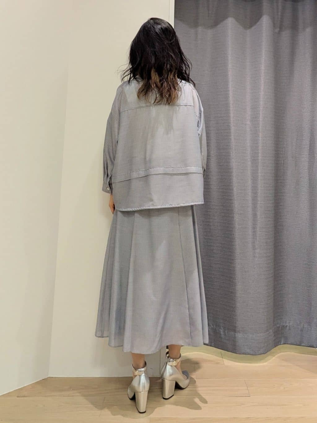 miiさんの「INDIVI｜【接触冷感／洗える／2WAY】ドロスト付 シアーシャンブレーシャツ」を使ったコーディネート