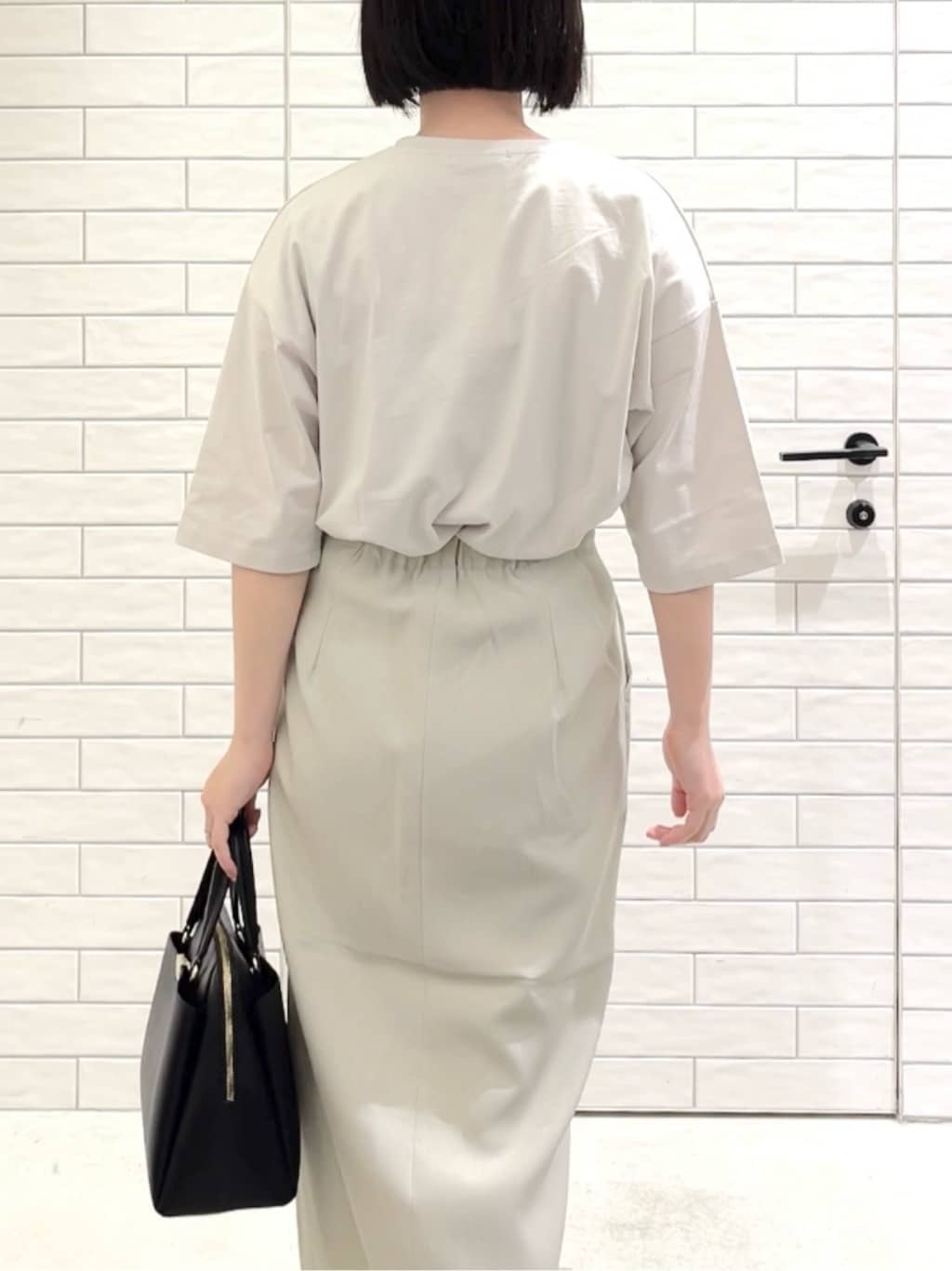 しおりさんの「OPAQUE.CLIP｜リラクシーロゴプリントTシャツ【洗濯機OK】」を使ったコーディネート