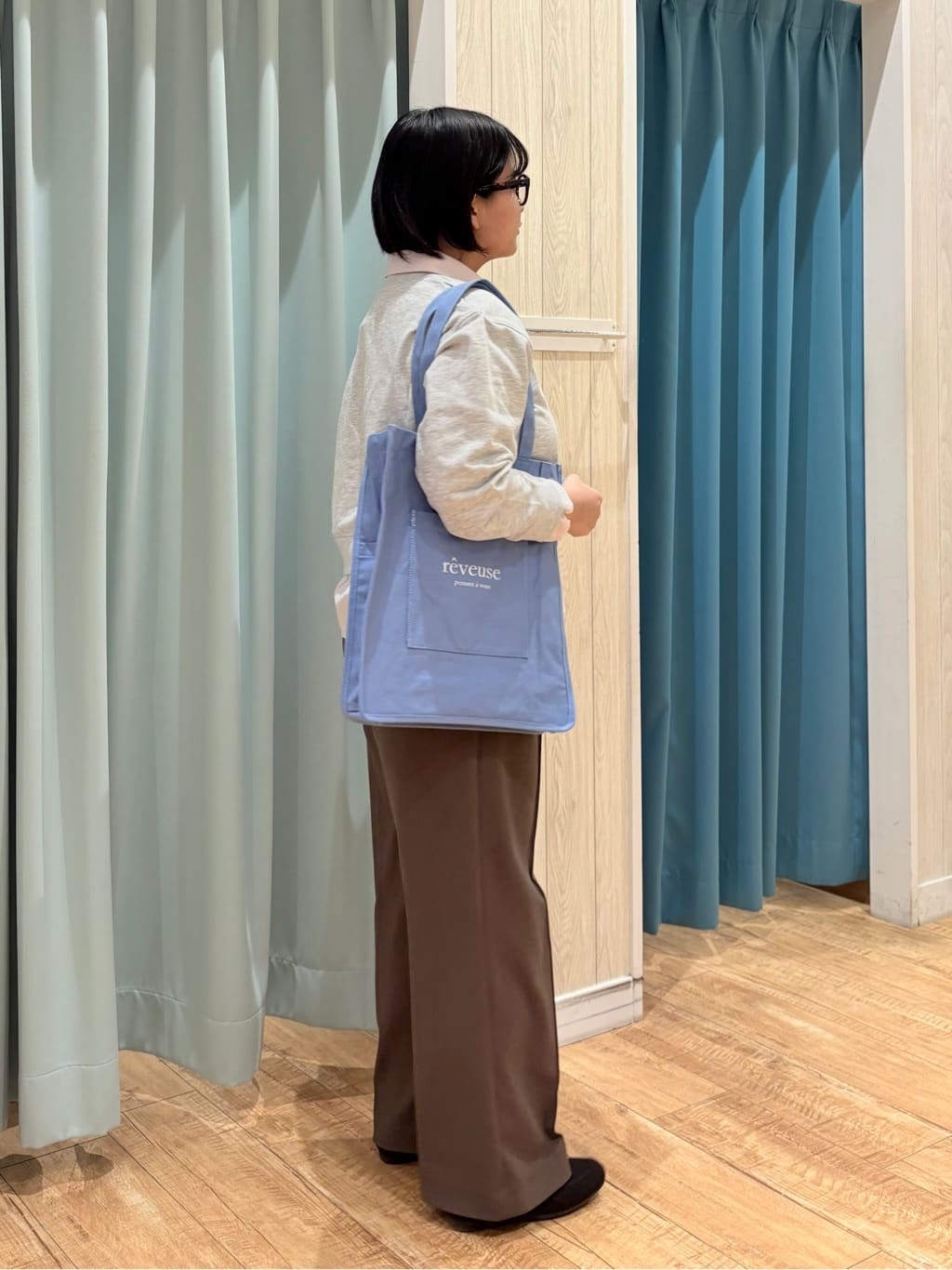 砂糖さんの「SHOO･LA･RUE｜【洗濯機可】1枚でサマ見え シャツレイヤード風 スウェット」を使ったコーディネート