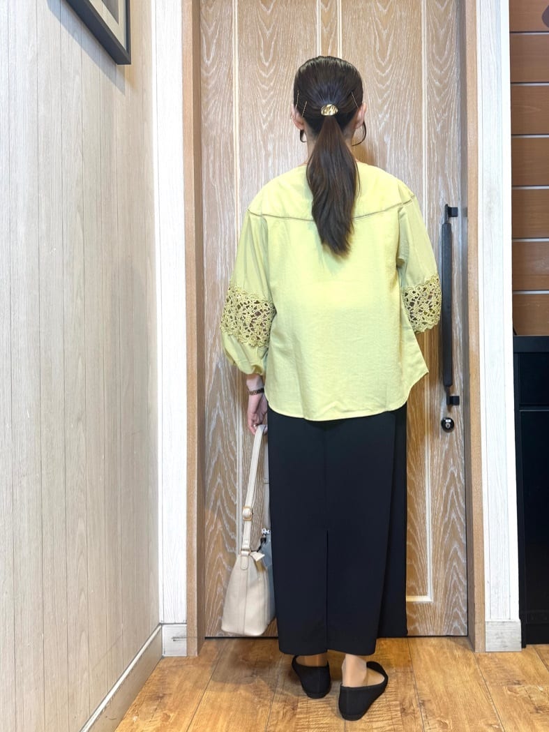 KAORIさんの「SHOO･LA･RUE｜【洗濯機可/7分袖】インせず着られる 透かし編み柄が上品な レース切替シャツ」を使ったコーディネート