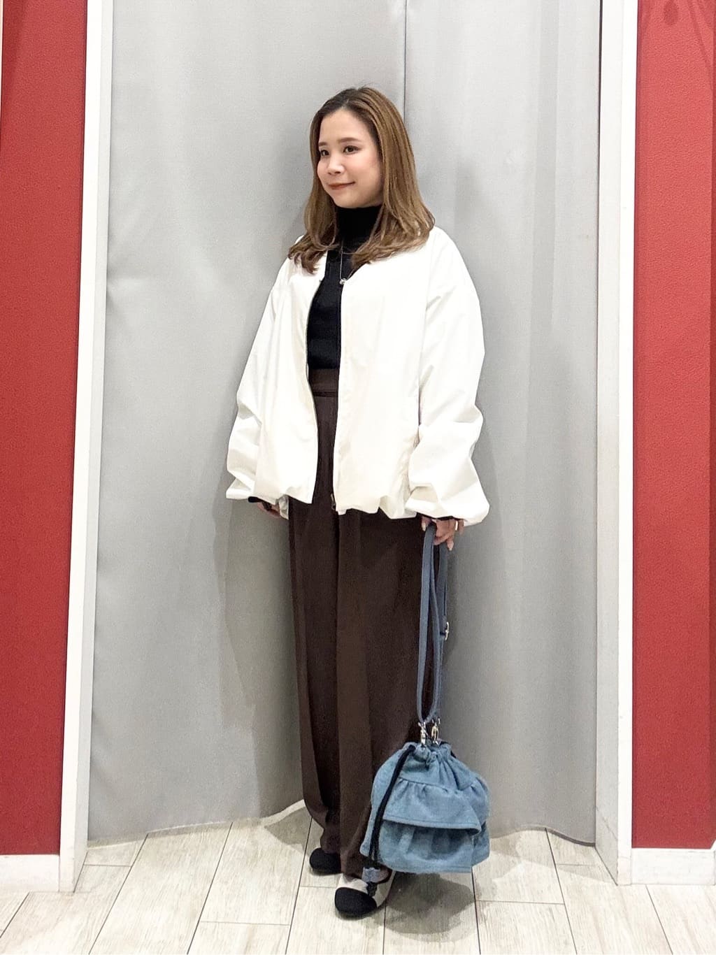 shioさんの「SHOO･LA･RUE｜【防風/撥水/S-LL】お顔回りすっきり見え　Vネックバルーンブルゾン」を使ったコーディネート
