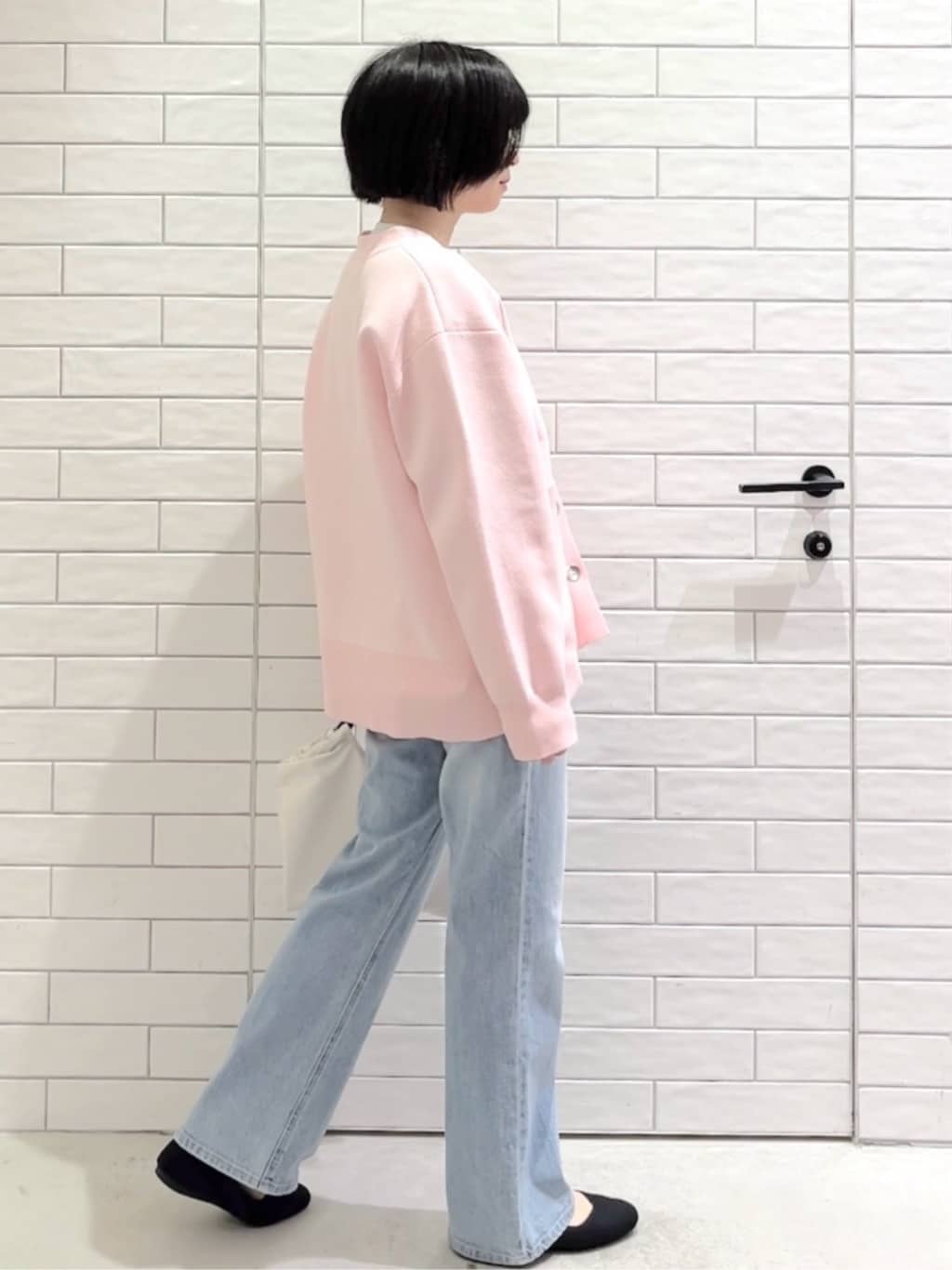 しおりさんの「OPAQUE.CLIP｜リラクシーロゴプリントTシャツ【洗濯機OK】」を使ったコーディネート