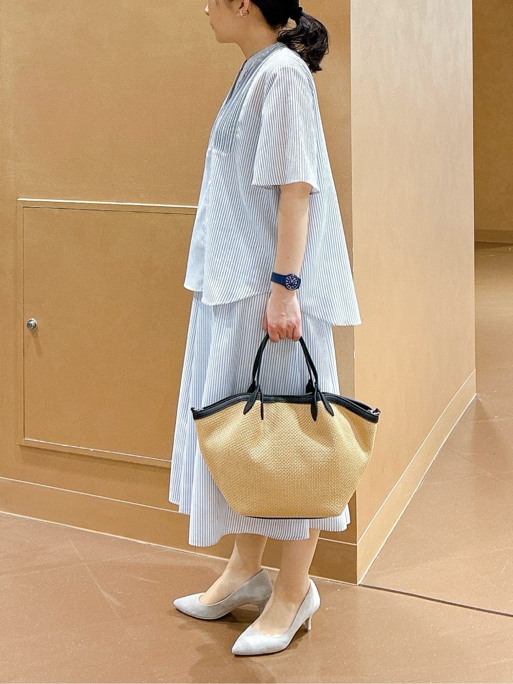 hattoriさんの「INDIVI｜【接触冷感/洗える】シアーシャンブレーピンタックブラウス」を使ったコーディネート