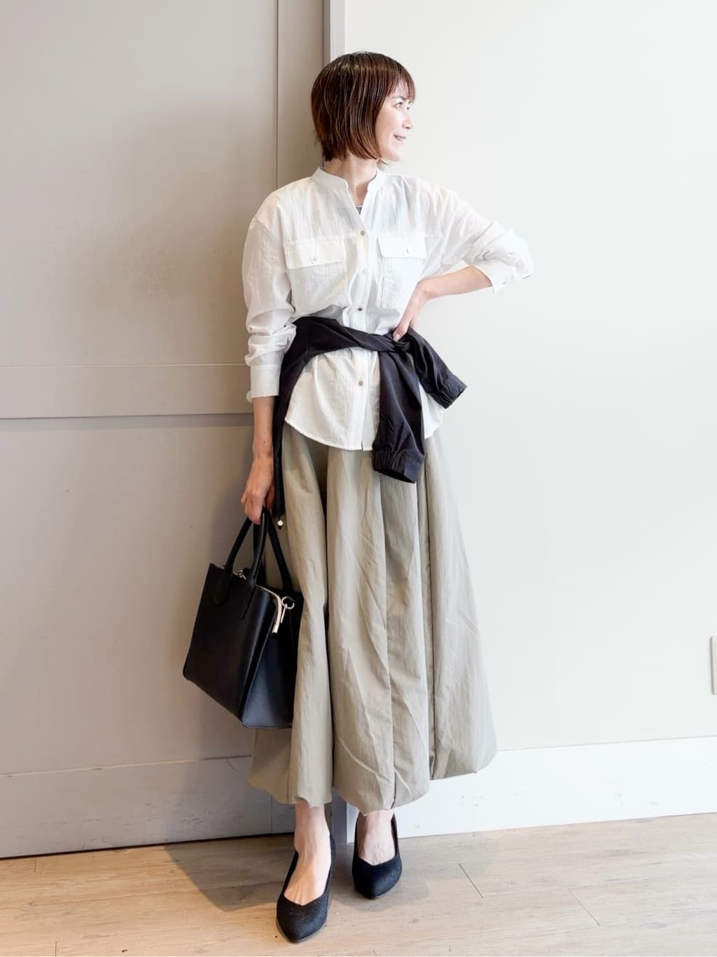 yamakoさんの「grove｜【貴島明日香さん着用】お仕事も普段も。今どきワークシャツブラウス」を使ったコーディネート