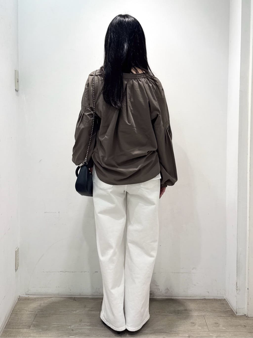 yuicciさんの「OPAQUE.CLIP｜スキッパーボリュームスリーブブラウス【洗濯機OK】」を使ったコーディネート