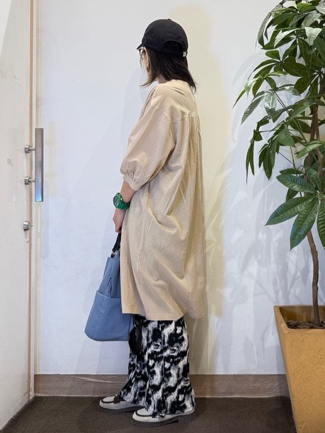 misakiさんの「SHOO･LA･RUE｜【洗濯機可/S-LL】1枚でも羽織でも キーネックシャツワンピース」を使ったコーディネート