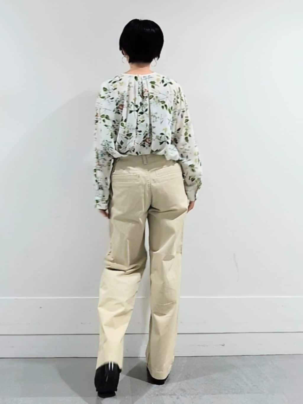 ミズタさんの「UNTITLED｜【花柄/洗える】ボタニカルブラウス」を使ったコーディネート