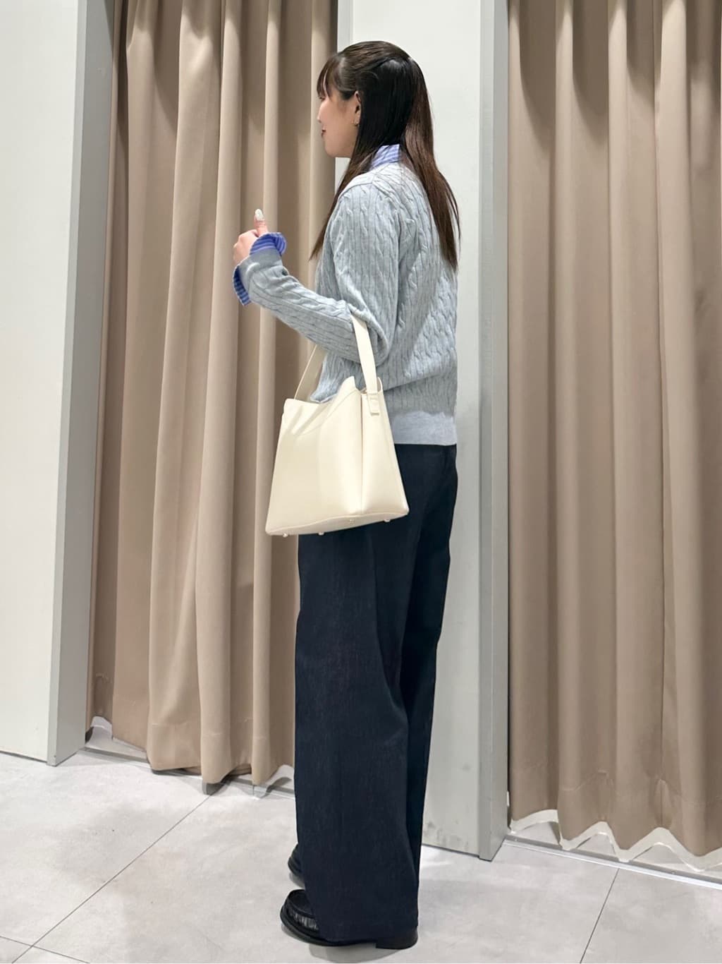 cottonさんの「THE SHOP TK｜【1枚でスタイル決まる】シャツレイヤード風 襟付ケーブルニット」を使ったコーディネート
