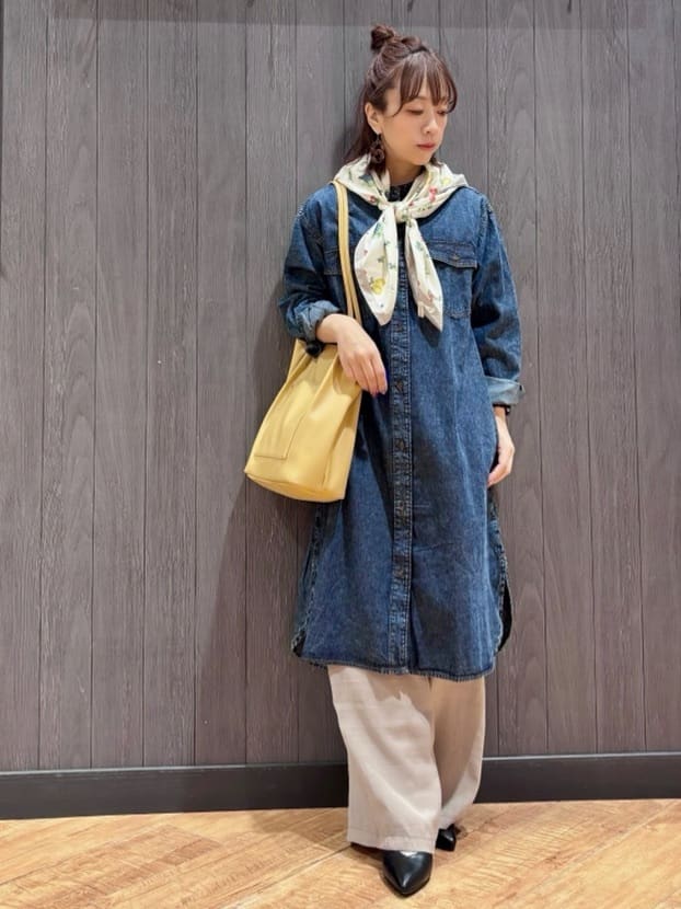 meiさんの「SHOO･LA･RUE｜【ライトオンスデニム/S-LL/体型カバー】首元すっきり ワンピにもなるロングデニムシャツ」を使ったコーディネート
