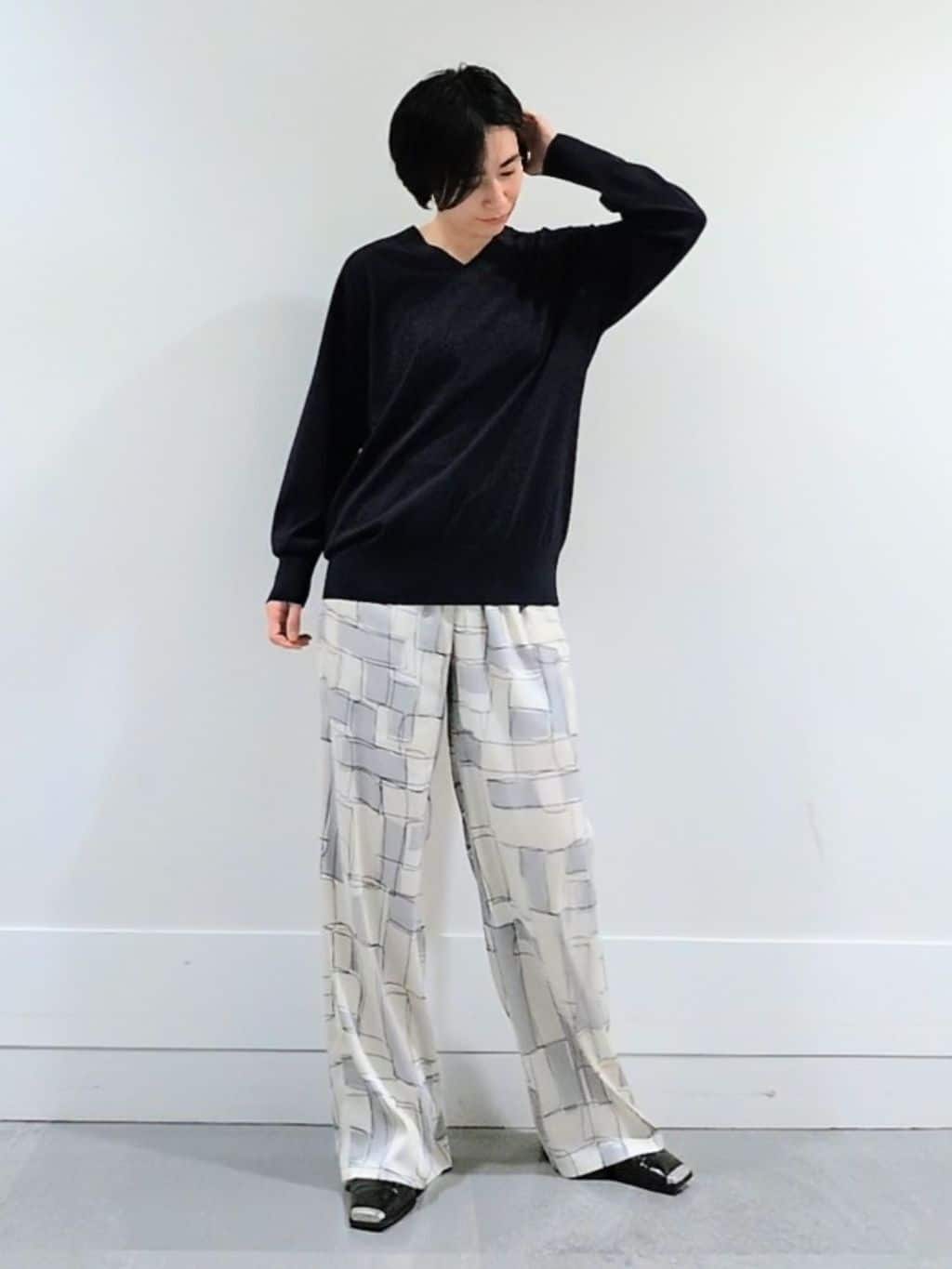 ミズタさんの「UNTITLED｜【アンサンブル可/洗える】シアーVネックニット」を使ったコーディネート