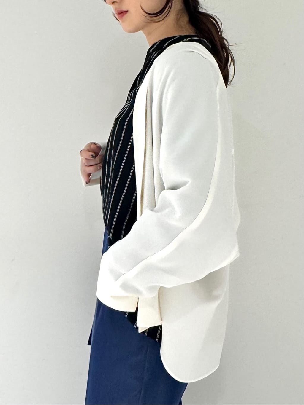 そんさんの「INDIVI｜【洗える／UVケア／マットサテン】Vネックドルマンスリーブブラウス」を使ったコーディネート