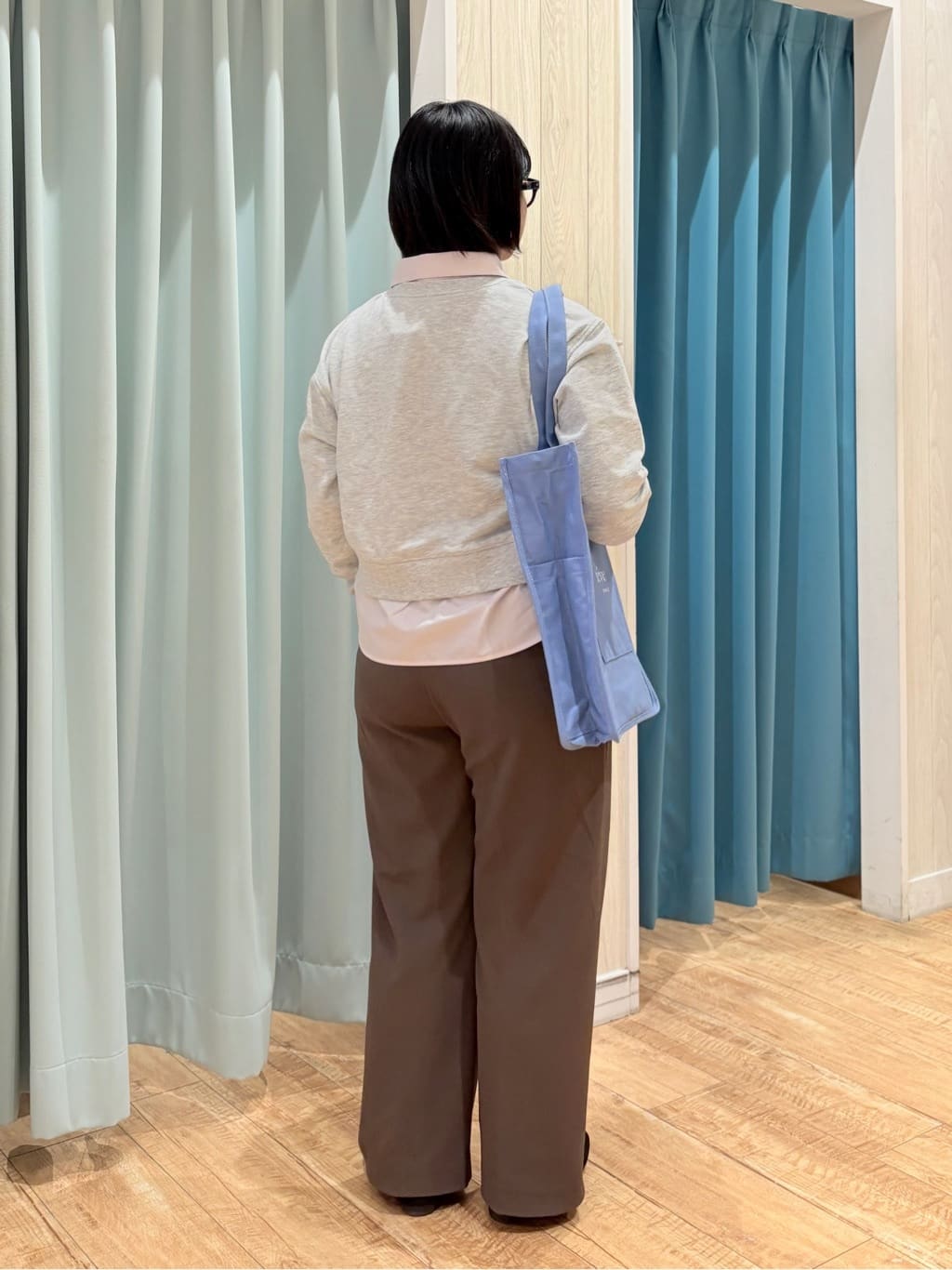 砂糖さんの「SHOO･LA･RUE｜【洗濯機可】1枚でサマ見え シャツレイヤード風 スウェット」を使ったコーディネート