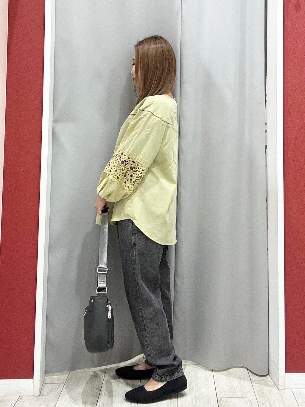 shioさんの「SHOO･LA･RUE｜【洗濯機可/7分袖】インせず着られる 透かし編み柄が上品な レース切替シャツ」を使ったコーディネート