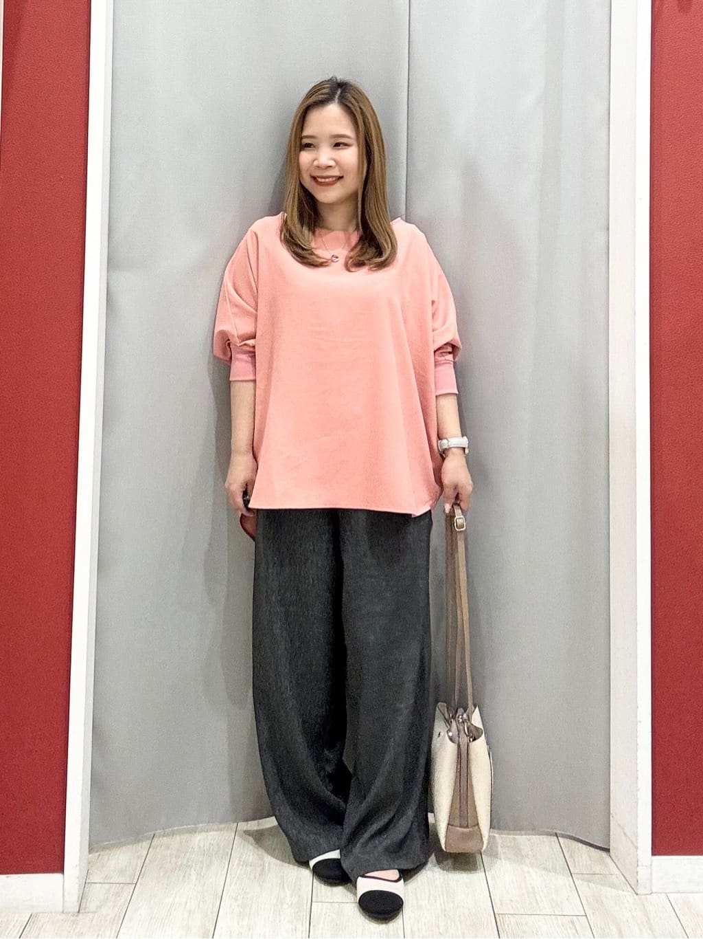 shioさんの「SHOO･LA･RUE｜【着丈選べる/体型カバー/洗濯機可】さらさらとろん ドルマンブラウス」を使ったコーディネート