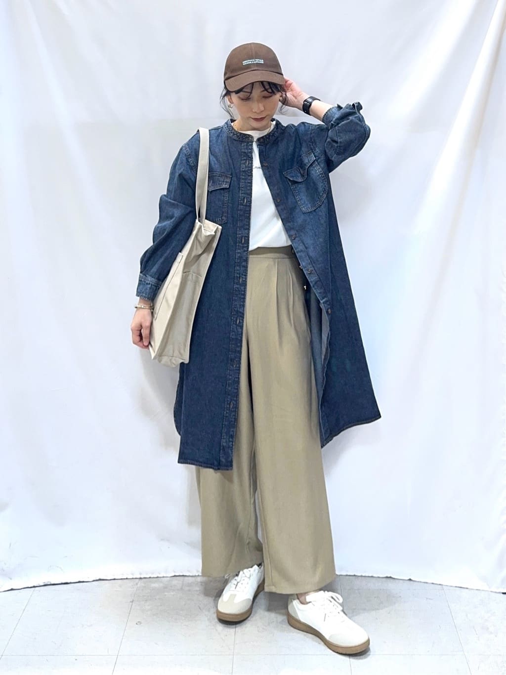 𝐇𝐢𝐫𝐨𝐦𝐢さんの「SHOO･LA･RUE｜【UV/抗菌防臭/洗濯機可】小さめロゴの大人スムースロンT」を使ったコーディネート