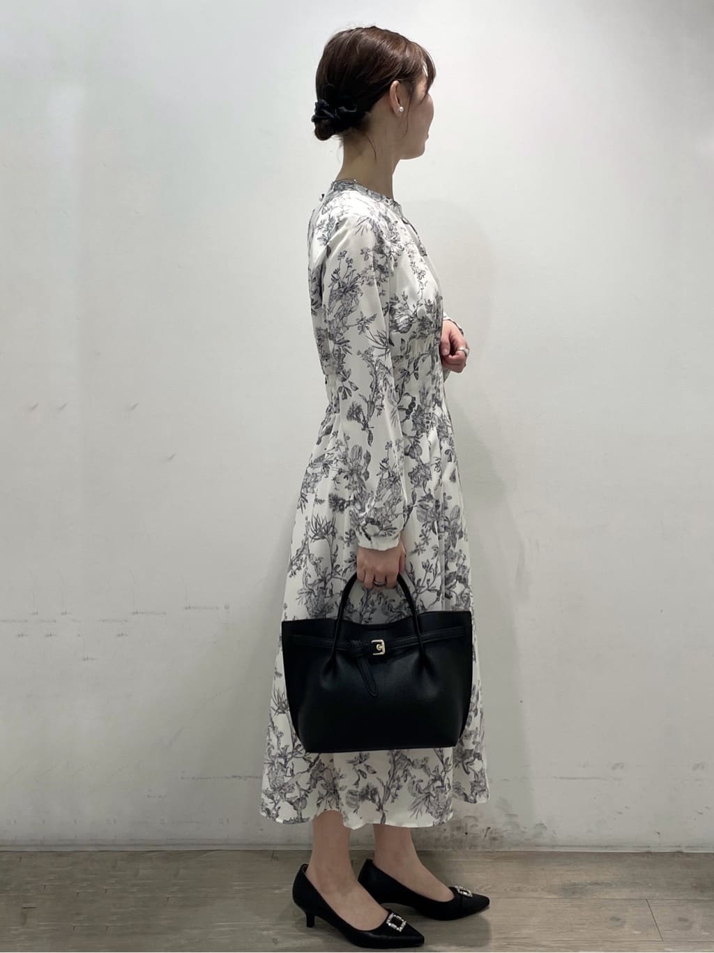 tomokoさんの「OPAQUE.CLIP｜フラワーハイネックタックワンピース【洗濯機OK／イージーアイロン／防シワ】」を使ったコーディネート