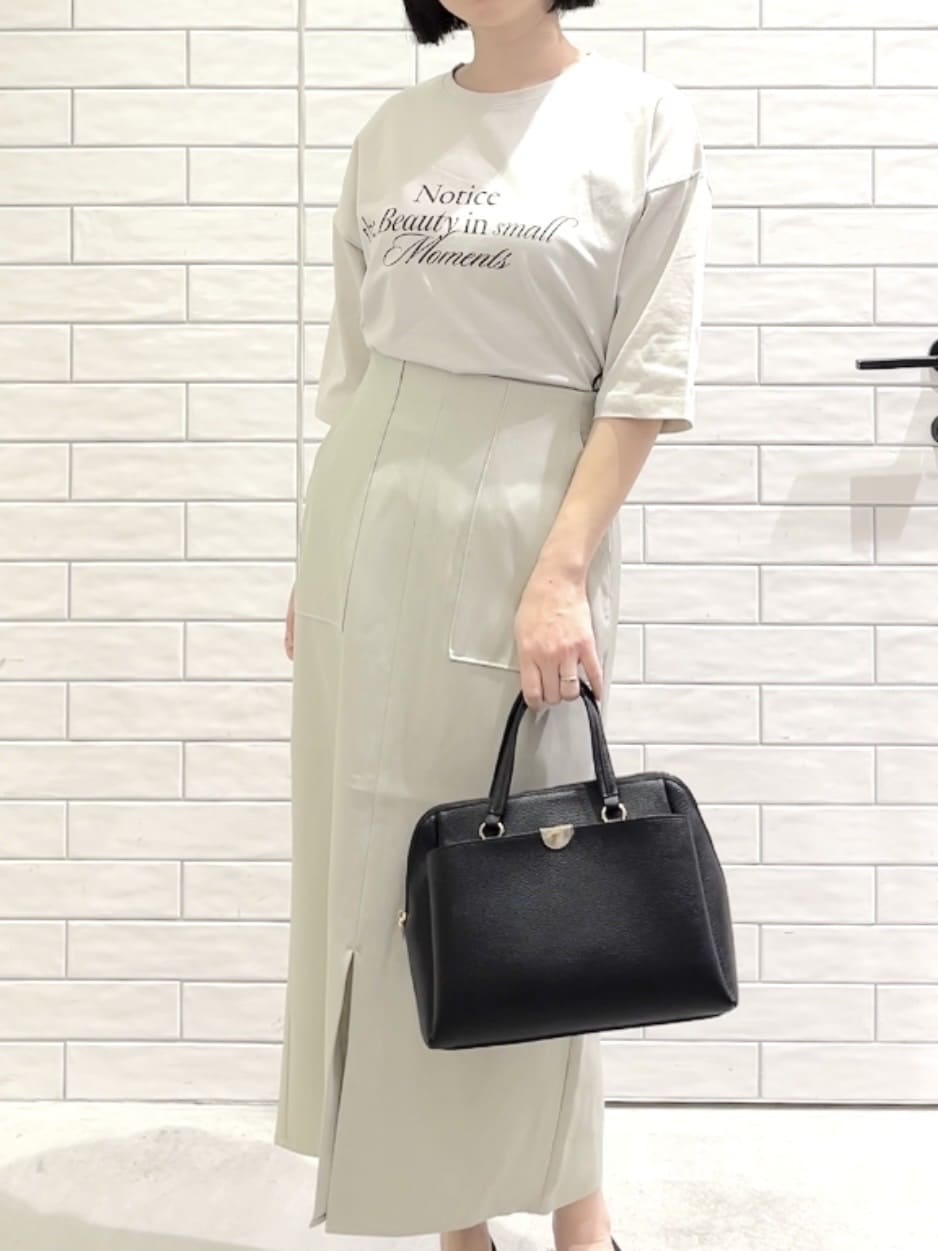しおりさんの「OPAQUE.CLIP｜リラクシーロゴプリントTシャツ【洗濯機OK】」を使ったコーディネート