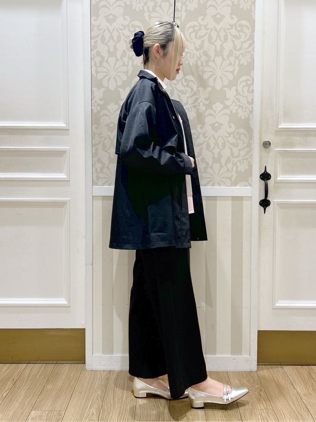 望 愛さんの「grove｜【撥水／シルエット2WAY】羽織るだけでサマになる、スタンドネックテントラインコート」を使ったコーディネート