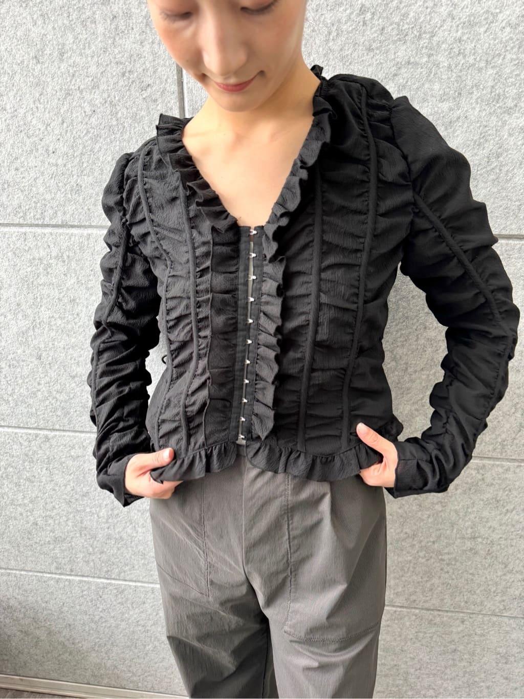 uchi__yamaさんの「CODE A｜dobby ruffle blouse」を使ったコーディネート