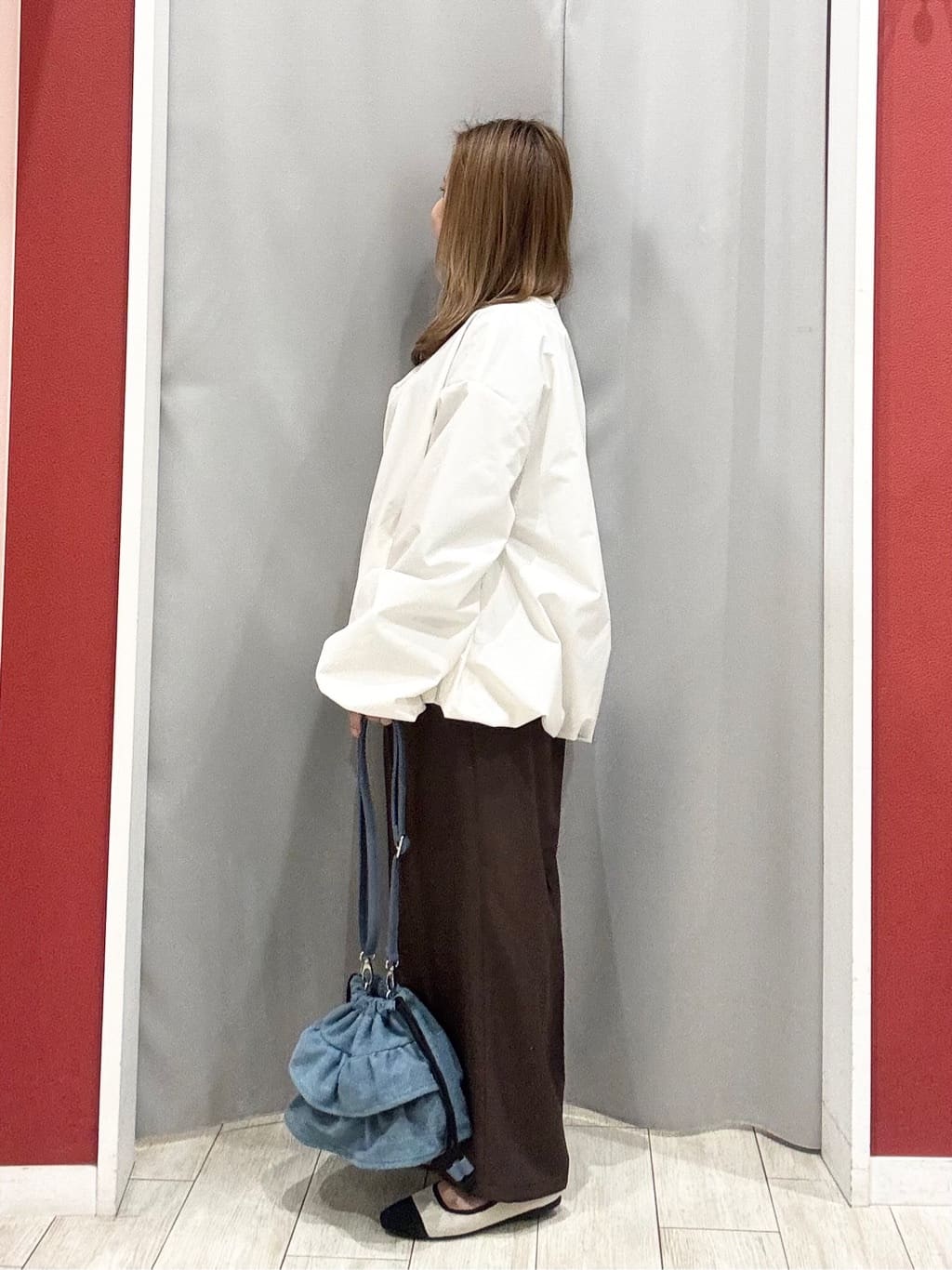 shioさんの「SHOO･LA･RUE｜【防風/撥水/S-LL】お顔回りすっきり見え　Vネックバルーンブルゾン」を使ったコーディネート