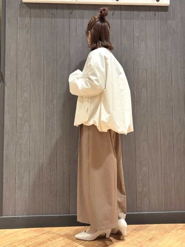 meiさんの「SHOO･LA･RUE｜【防風/撥水/S-LL】お顔回りすっきり見え　Vネックバルーンブルゾン」を使ったコーディネート